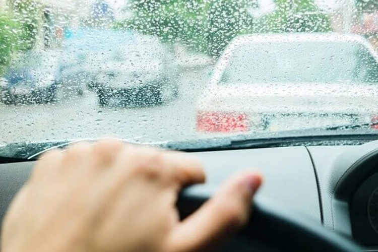 Sicheres Autofahren bei Regen